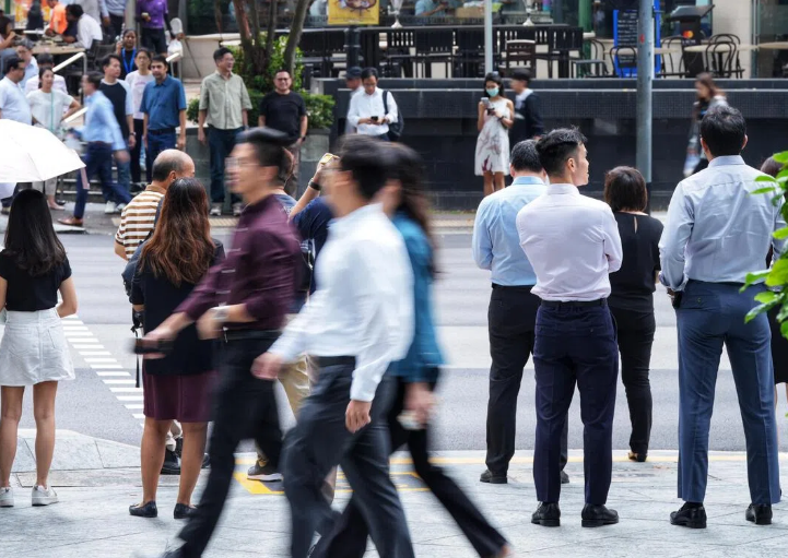 新加坡2025年劳动力报告:收入涨、参与率跌